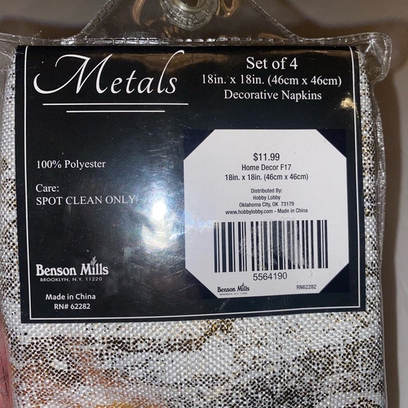 3 Packages Of 4 Each Linen and Gold Fabric Dinner Napkins - Picture 7 of 7